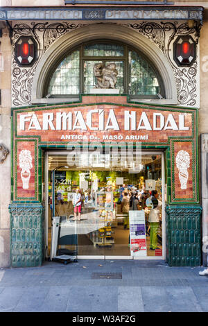 Barcelona, Spanien - 5. September 2015: altmodische Apotheke Shop vorne auf einer in der Nähe von Las Ramblas. Es gibt viele Geschäfte in der Gegend. Stockfoto