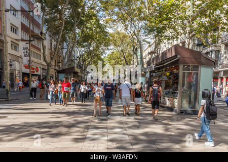 Barcelona, Spanien-September 5. 2015: Fußgänger auf der Rambla de Canaletes. Die Ramblas sind berühmte Einkaufsstraßen der Stadt. Stockfoto