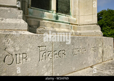 Inschrift des Gebets des Herrn auf den Grad 1 aufgeführten Eleanor Cross War Memorial, Sledmere, Yorkshire, Großbritannien. Stockfoto