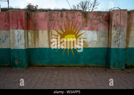 Kurdistan Flagge bemalt auf einer Wand in Halabja, Irak Stockfoto