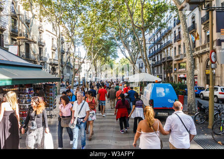 Barcelona, Spanien-September 5. 2015: Fußgänger auf der Rambla de Canaletes. Die Ramblas sind berühmte Einkaufsstraßen der Stadt. Stockfoto