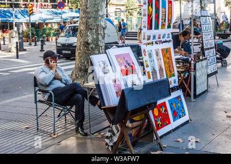 Barcelona, Spain-September 5 2015: der Mensch am Telefon verkaufen Gemälde auf einem der Ramblas. Die Ramblas sind den berühmten Einkaufsstraßen. Stockfoto