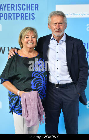 München, Deutschland. 13. Juli, 2019. Paul Breitner mit seiner Frau Hildegard. Bayerische Sport Award 2019 in der BMW Welt, Roter Teppich, Roter Teppich am 13.07.2019. | Verwendung der weltweiten Kredit: dpa/Alamy leben Nachrichten Stockfoto