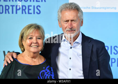 München, Deutschland. 13. Juli, 2019. Paul Breitner mit seiner Frau Hildegard. Bayerische Sport Award 2019 in der BMW Welt, Roter Teppich, Roter Teppich am 13.07.2019. | Verwendung der weltweiten Kredit: dpa/Alamy leben Nachrichten Stockfoto