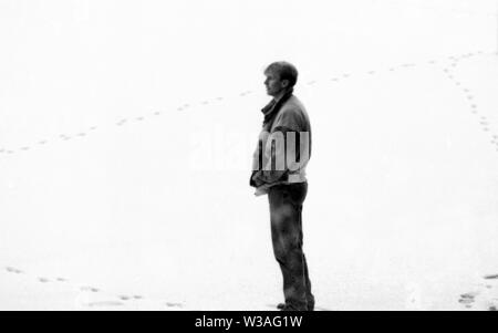 Der ehemalige Aston Villa Gary Shaw Funktion zurück auf einem schneebedeckten Tonhöhe in der Villa Park in 1991. Foto von Tony Henshaw Stockfoto