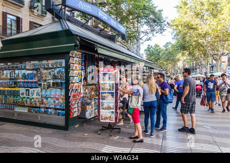 Barcelona, Spain-September 5 2015: Leute Einkaufen an einem Souvenir Kiosk auf der Rambla de Canaletes. Die Ramblas sind berühmte Einkaufsstraßen in der c Stockfoto