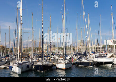 Barcelona, Spanien - 5. September 2015: Yachten in der Marina vor Anker. Viele Boote besuchen Sie die Stadt. Stockfoto