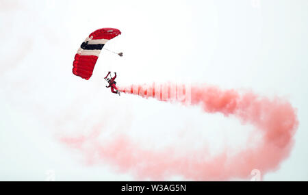 Die roten Teufel Fallschirm display Team vor dem ICC World Cup auf Lord's, London. Stockfoto