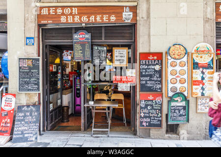 Barcelona, Spain-September 5 2015: Cafe Restaurant mit vielen Werbeschildern. Dieses ist im gotischen Viertel Stockfoto