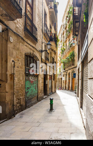 Barcelona, Spain-September 5 2015: typische Gasse im Gotischen Viertel. Datenverkehr wird nicht in den meisten Straßen erlaubt. Stockfoto