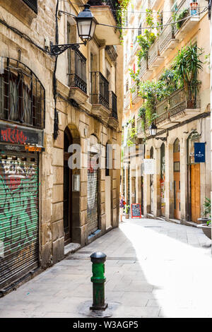 Barcelona, Spain-September 5 2015: typische Gasse im Gotischen Viertel. Datenverkehr wird nicht in den meisten Straßen erlaubt. Stockfoto