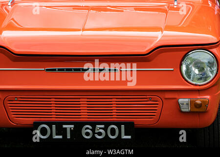 Nahaufnahme einer Orange 1963 Hillman Imp classic car am Oakamoor Hill Climb, 13. Juli 2019, Oakamoor, Staffordshire, Großbritannien Stockfoto