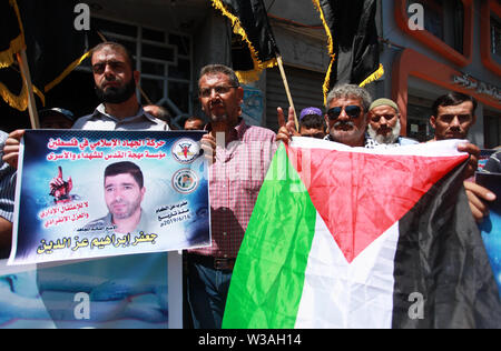 Gaza, Gazastreifen, palästinensischen Gebiet. 14. Juli, 2019. Palästinensische Anhänger des Islamischen Dschihad Bewegung teilnehmen, während eines Protestes Solidarität mit palästinensischen Gefangenen, Jafar Izz Aldin im Hungerstreik in israelischen Gefängnissen zu zeigen, in Gaza-stadt am 14 Juli, 2019 Credit: Mahmoud Ajjour/APA-Images/ZUMA Draht/Alamy leben Nachrichten Stockfoto