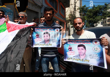 Gaza, Gazastreifen, palästinensischen Gebiet. 14. Juli, 2019. Palästinensische Anhänger des Islamischen Dschihad Bewegung teilnehmen, während eines Protestes Solidarität mit palästinensischen Gefangenen, Jafar Izz Aldin im Hungerstreik in israelischen Gefängnissen zu zeigen, in Gaza-stadt am 14 Juli, 2019 Credit: Mahmoud Ajjour/APA-Images/ZUMA Draht/Alamy leben Nachrichten Stockfoto