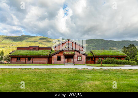 Traditionelle Rasen dach haus mit grünen Hügeln im Vordergrund, Valle, Aust-Agder County, Norwegen Stockfoto