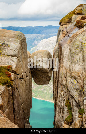 Kjeragbolten, der Stein klemmt zwischen zwei Felsen mit Fjord im Hintergrund, Lysefjord, Norwegen Stockfoto