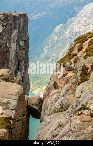 Kjeragbolten, Blick von oben auf den Stein, eingeklemmt zwischen zwei Felsen mit Fjord im Hintergrund, Lysefjord, Norwegen Stockfoto