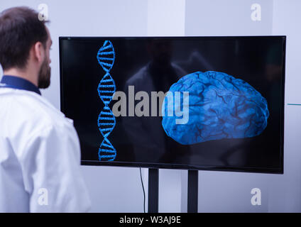 Junge Radiologe Analyse ein gesundes Gehirn im Krankenhaus Labor. Arzt im Gehirn Gesundheit Chirurgie spezialisiert. Stockfoto