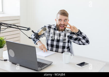 Blogger, Streamer und Personen Konzept - Lustige junge Mann DJ Arbeiten am Radio Stockfoto