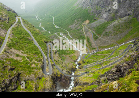 Pfad des trolles, die geschwungene Straße über die Berge, den Trollstigen, Rauma Gemeinde, Mehr og Romsdal, County, Norwegen Stockfoto