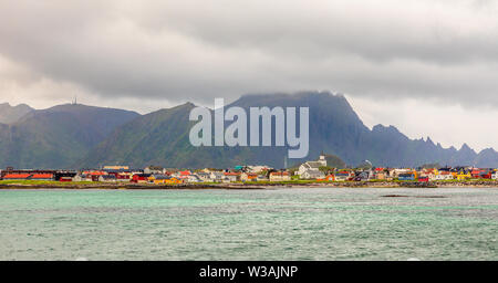 Andenes Village Panorama mit mehreren Häusern und Bergen im Hintergrund, Lofoten, Vesteralen Andoy Gemeinde, Bezirk, Nordland coun Stockfoto