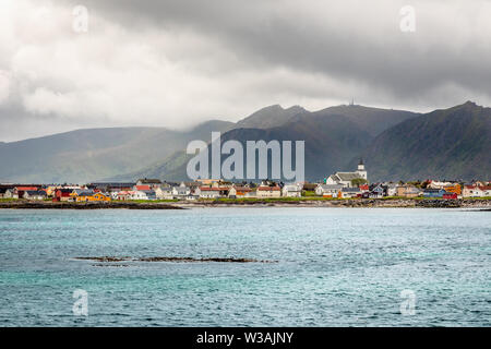 Andenes Village Panorama mit mehreren Häusern und Bergen im Hintergrund, Lofoten, Vesteralen Andoy Gemeinde, Bezirk, Nordland coun Stockfoto