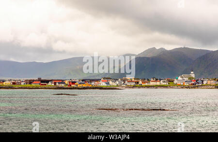 Andenes Village Panorama mit mehreren Häusern und Bergen im Hintergrund, Lofoten, Vesteralen Andoy Gemeinde, Bezirk, Nordland coun Stockfoto