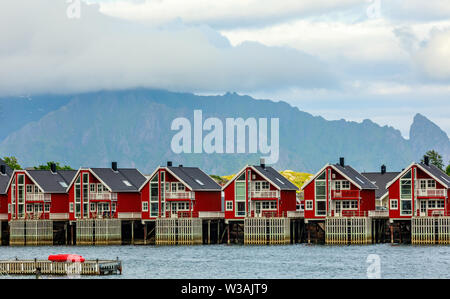 Rote norwegische Fischerei Häuser rorbu am Pier in Svolvaer, Lototen Inseln, Austvagoya, Vagan Gemeinde, Nordland County, Norwegen Stockfoto