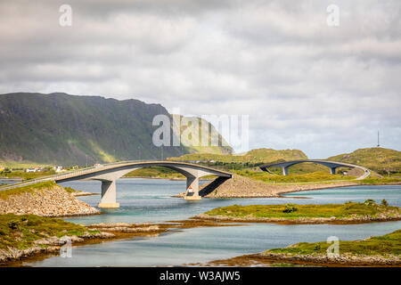 Twisted Autobahn Straße mit Freedvang Brücken am Fjord, Lofoten Insel, Flakstad Gemeinde Nordland County, Norwegen Stockfoto
