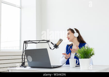 Podcasting, Musik und Radio Konzept - Frau spricht im Radio, als Presenter Stockfoto