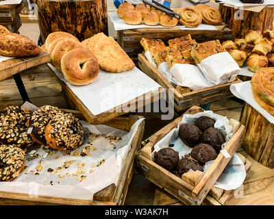 Backen frische Ware in einem Türkischen Bäckerei, bereit, abgeholt zu werden. Stockfoto