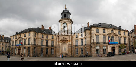 Rennes, Bretagne, Frankreich - Juni 19, 2019: Blick auf das Rathaus Mairie de Rennes an einem bewölkten Sommertag Stockfoto