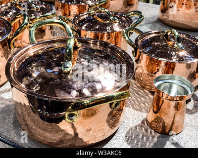 Küche Töpfe in Kupfer und glänzende Metalle. Schöne Geschenke oder Souvenirs aus der Türkei, wo sie traditionell verwendet werden. Stockfoto