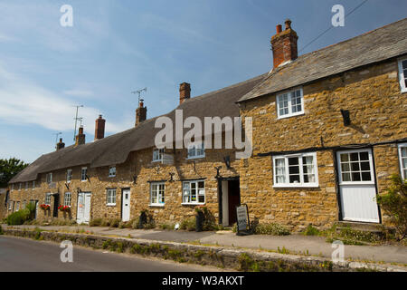 Ein Blick auf die abbotsbury Angeln shop anzugehen und Häuser im Dorf von Abbotsbury in der Nähe von Chesil Beach. Dorset England UK GB Stockfoto