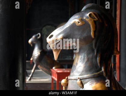 Bronzestatue eines Ram bei den Grünen Ram Tempel oder Grünen Ziege Tempel in Chengdu, China. Auch als die Grüne Ram oder Ziege Kloster bekannt. Ein chinesisches Taoist Stockfoto