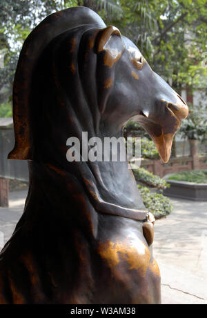 Bronzestatue eines Ram bei den Grünen Ram Tempel oder Grünen Ziege Tempel in Chengdu, China. Auch als die Grüne Ram oder Ziege Kloster bekannt. Ein chinesisches Taoist Stockfoto