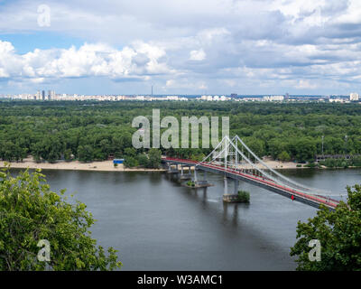 Luftaufnahme von der Fußgängerbrücke über den Fluss Dnepr in der Innenstadt von Kiew, Ukraine, bewölkter Himmel Stockfoto