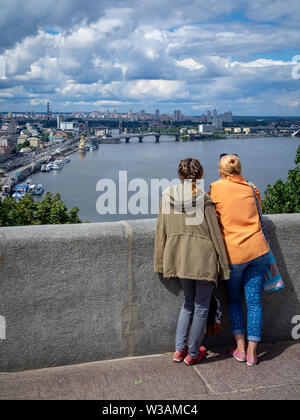 Zwei Mädchen an der Beobachtung Schreibtisch Blick an den Dnjepr in der Innenstadt von Kiew, Ukraine, Luftaufnahme Stockfoto