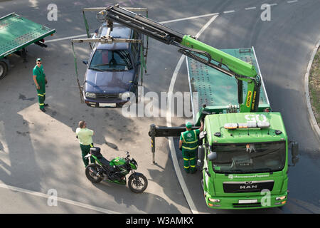 Laden und Abschleppen ein Auto für die falsche parken. Moskau/Russland - Mai 2019: Bild kann für Themen wie Verkehrsdelikt verwendet werden, Verkehrsregeln, Verkehr Stockfoto