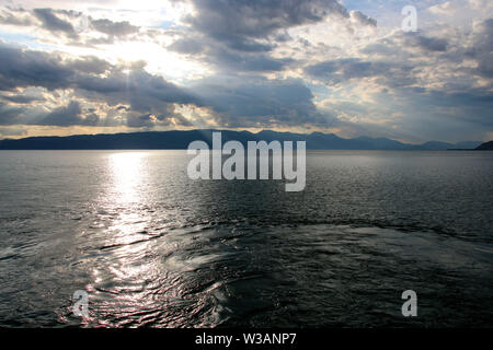 Gewitterwolken mit Abstand der Sonne auf den schönen See Ohrid, Republik Nördlich Mazedonien Stockfoto