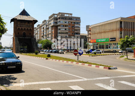 Targoviste, Rumänien - 2019. Das Tor von Bukarest in der Innenstadt von Targosviste Stadt. Stockfoto