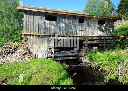 Alte und verlassene Utanheds Mühle in der vansbro Kommun Dalarna, Schweden wurde verwendet, um verschiedene Blume für Brot aus verschiedenen Körnern zu machen. Stockfoto