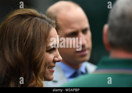 Der Herzog und die Herzogin von Cambridge treffen AELTC Personal vor der männlichen Singles Final an Tag 13 der Wimbledon Championships in der All England Lawn Tennis und Croquet Club, Wimbledon. Stockfoto