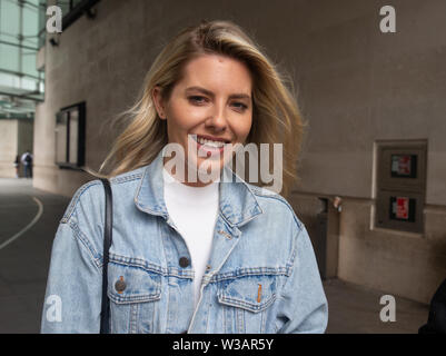 London, Großbritannien. 14. Juli, 2019. Radio Moderator, Mollie König, ehemaliges Mitglied des "Samstag", verlässt den BBC-Studios. Credit: Tommy London/Alamy leben Nachrichten Stockfoto