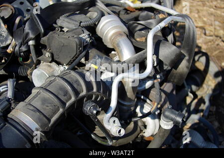 Verschiedene gebrauchte Auto Teile wie rostige Bremsscheiben, Achsen, Federn und Teile des Motors. Stockfoto