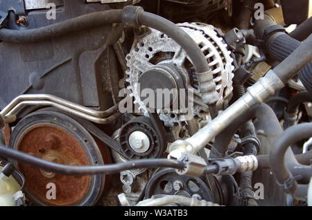 Verschiedene gebrauchte Auto Teile wie rostige Bremsscheiben, Achsen, Federn und Teile des Motors. Stockfoto