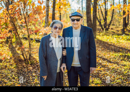 Rentner in Sonnenbrille in den Wald. Rentner wie Gangster Stockfoto