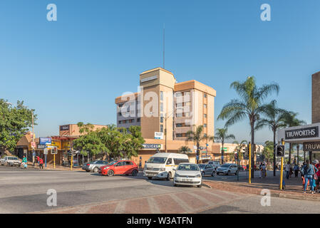 NELSPRUIT, SÜDAFRIKA - Mai 3, 2019: eine Straße, Szene, mit Unternehmen, Personen und Fahrzeuge, in Nelspruit, in der Provinz Mpumalanga Stockfoto