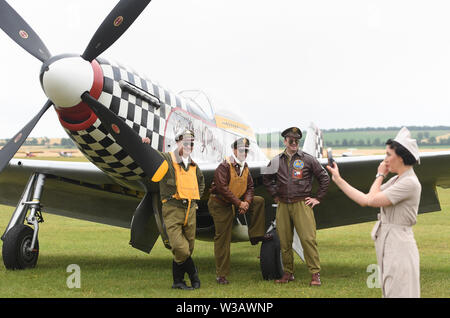 Re-enactors von Engeln auf unsere Flügel, ein Zweiter Weltkrieg Re-enactment-Gruppe, stand von TF-51 D Mustang "Maria" Während der Flying Legends Airshow am IWM Duxford. Stockfoto