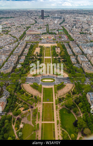 Großes Luftbild südöstlich vom Eiffelturm, dem Champ de Mars Park und der École Militaire Gebäudekomplex im Hochformat. Die... Stockfoto
